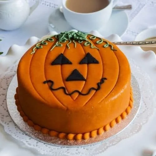 A collection of 25 spooky Halloween cakes for festive celebrations